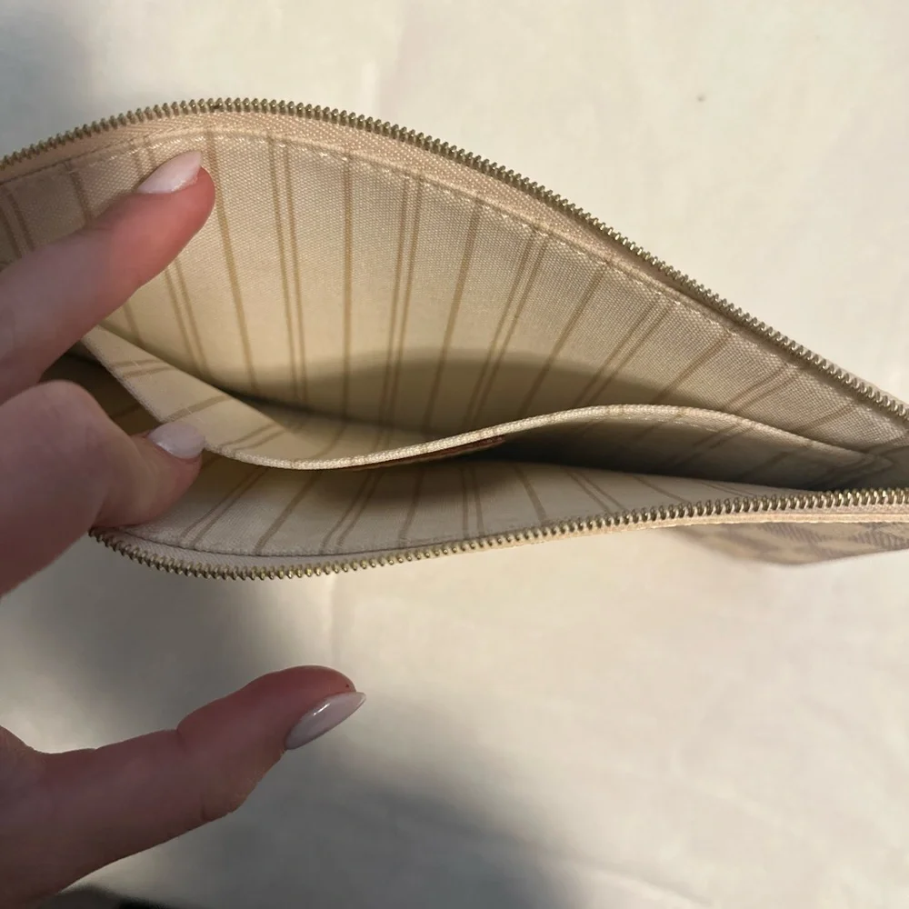 Louis Vuitton wristlet - Picture 4 of 4